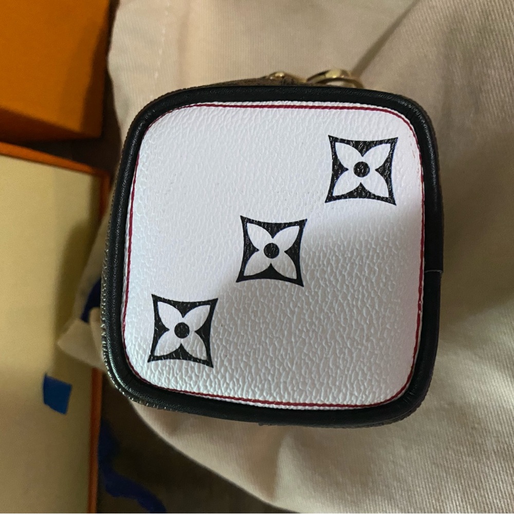 Coin pouch cube
